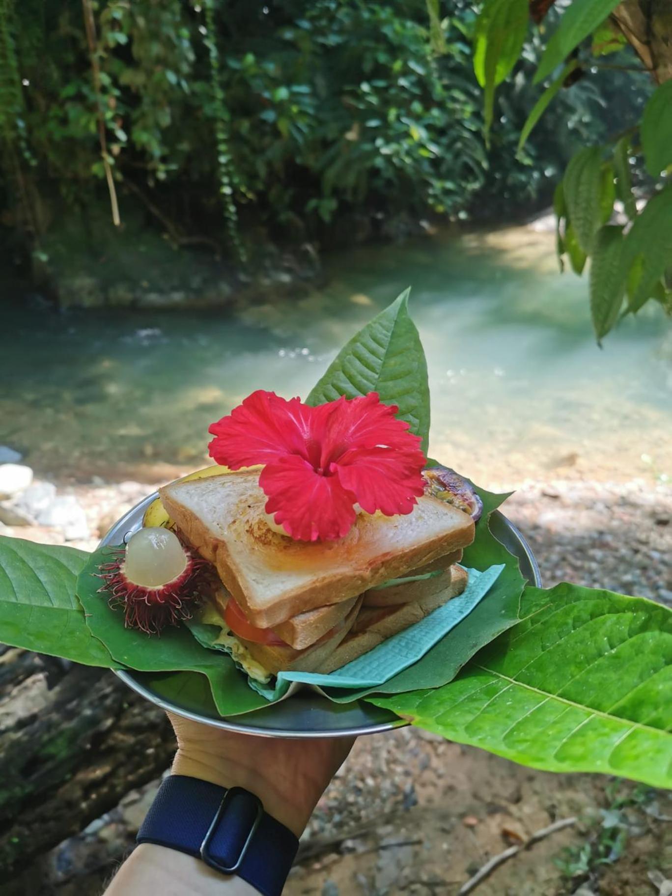 R5 Keramba Inn Bukit Lawang Exterior photo